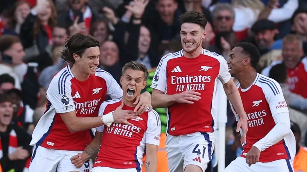 Trossard celebrates scoring against Leicester at the Emirates.