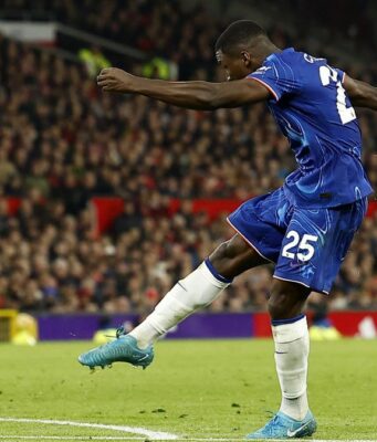 Moises Caicedo stunner saves point for Chelsea against Van Nistelrooy’s Manchester United Chelsea’s Moises Caicedo scores their first goal against Manchester United in the Premier League.